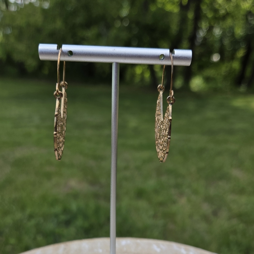 35. Gold Filigree Earrings with Intricate Design - Picture 4 of 7